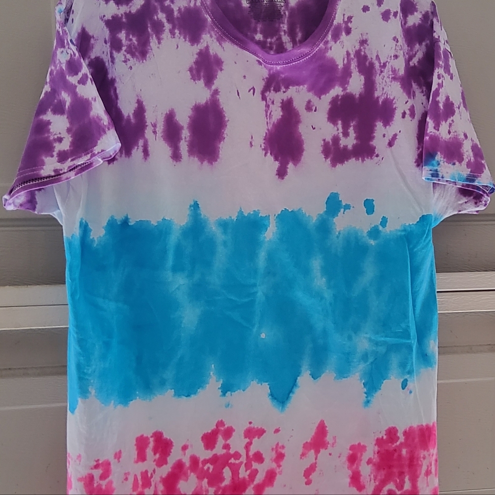 Size L, P2P 20" L 29"  New Handcrafted tie dye purple blue Fushia.